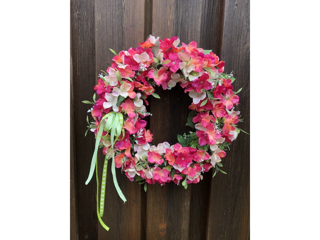 věnec na dveře růžový